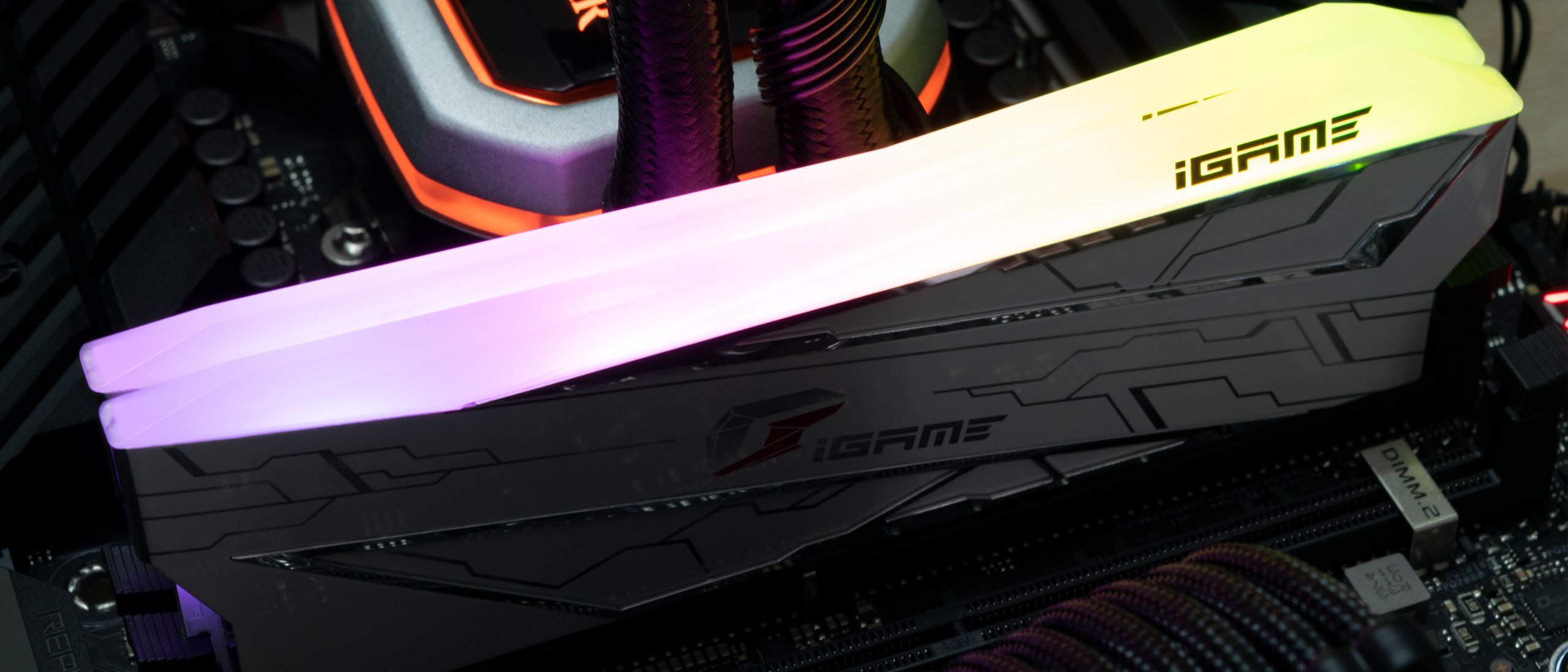 Colorful iGame Vulcan DDR4-4266 C18