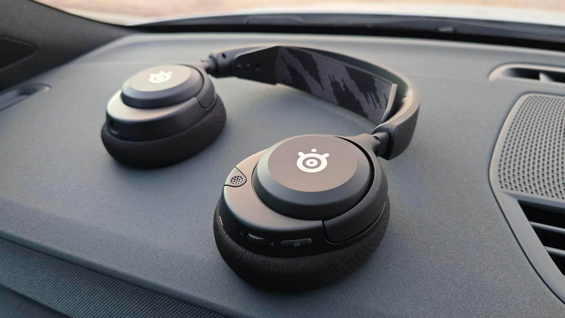 SteelSeries Arctis Nova 4 Wireless